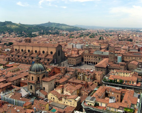 http://it.wikipedia.org/wiki/File:Bologna-SanPetronioPiazzaMaggiore1.jpg